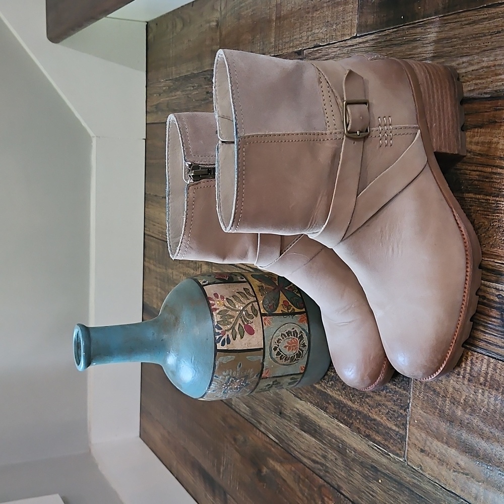 Sorel Womens Light Tan Ankle Booties with Buckle Detail. Size 8. - Picture 11 of 11